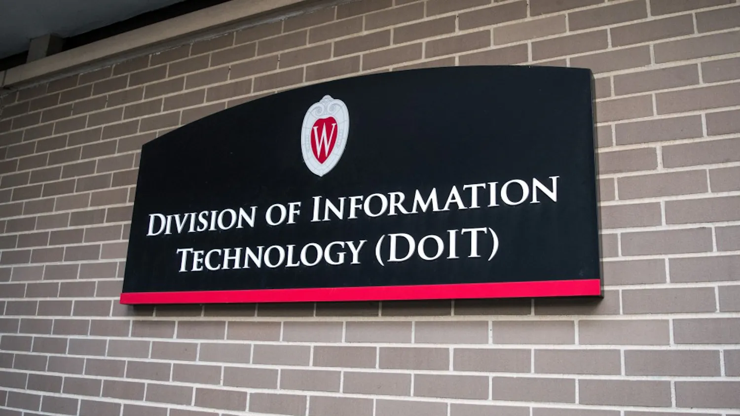 UW-Madison is closing DoIT technology stores to adopt new business model