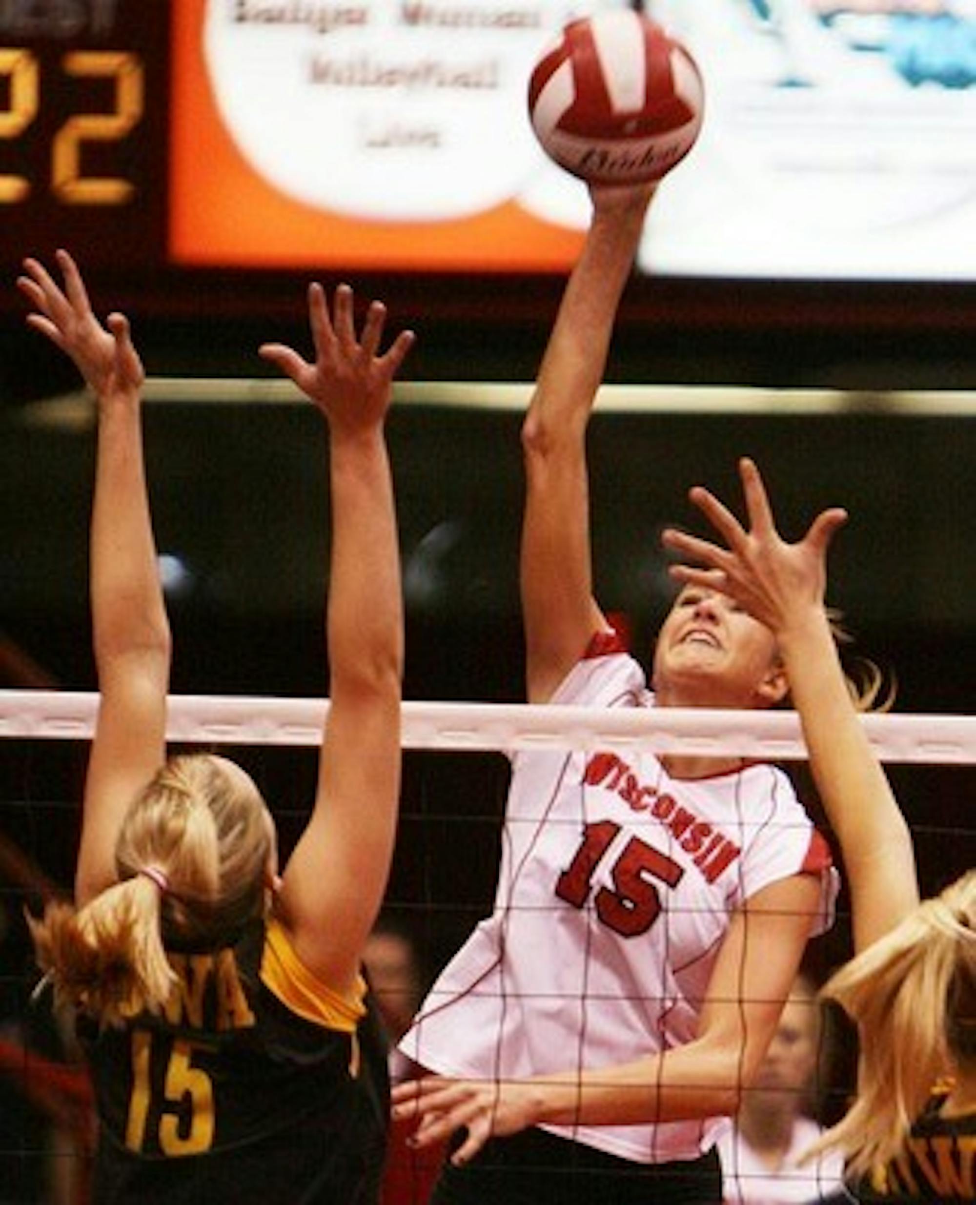 Badgers split home matches against Iowa, Minnesota