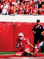 Wisconsin downs Washington State in season opener