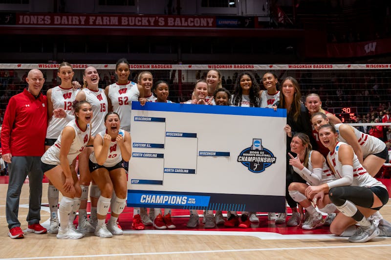 Wisconsin volleyball to Sweet 16 after back-to-back sweeps