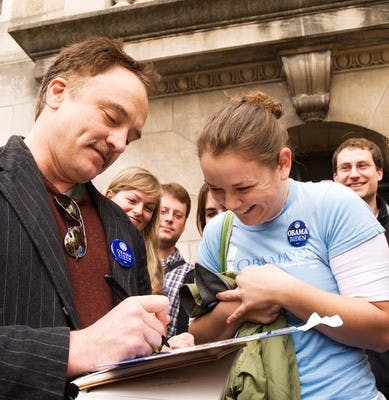 'West Wing' actor campaigns for Obama during campus visit