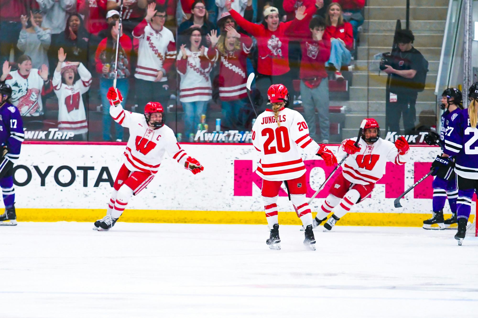 Wisconsin Womens Hockey vs St Thomas0107.JPG