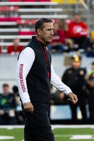 25-10-11_Schneider_WiscFBvsIowa-06-Luke Fickell.jpg