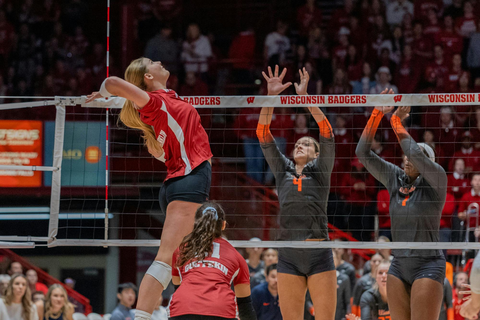 Wisconsin Volleyball vs Illinois