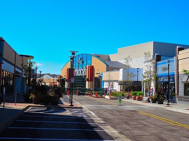 Hilldale_Mall_-_panoramio.jpg