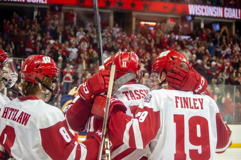 Badger men’s hockey sweeps Penn State to stay in championship race