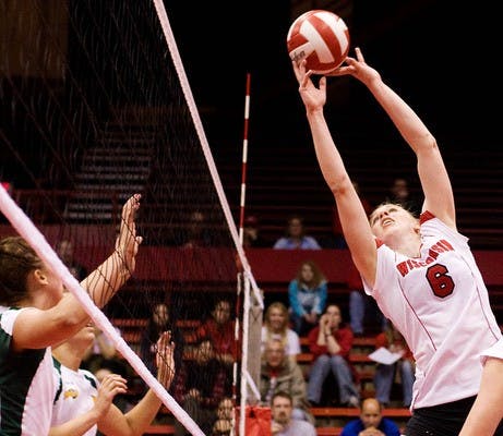 Wisconsin falls to Illini in final spring match