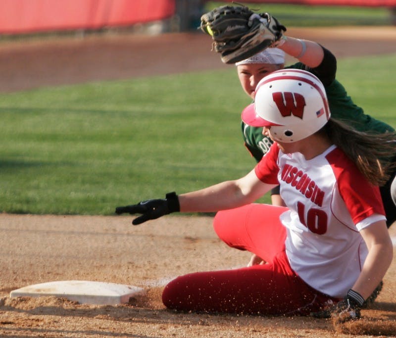 UW sweeps Sioux at home