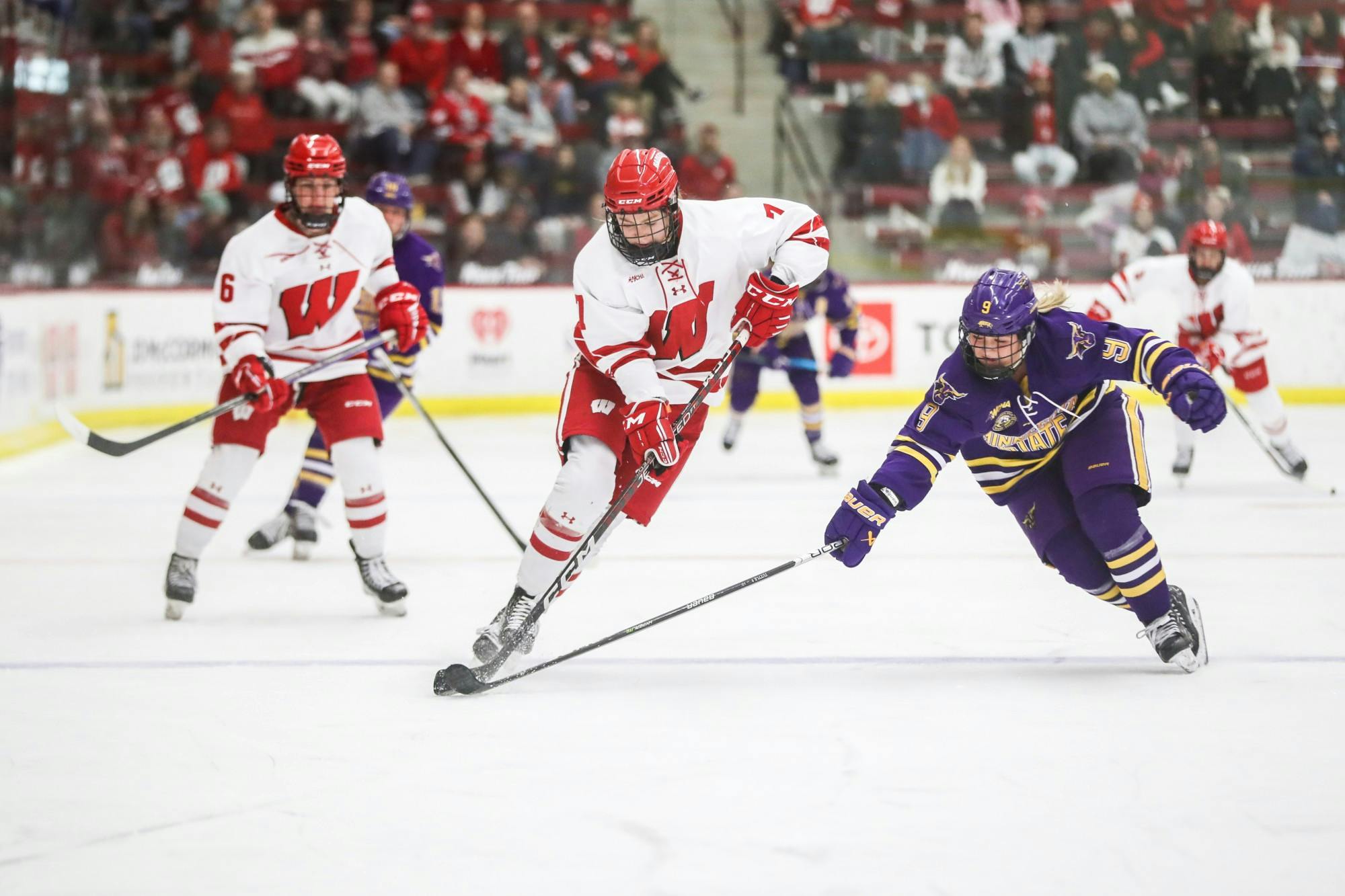 W_Hockey_V_Minnesota_State_TW22_1983.jpg