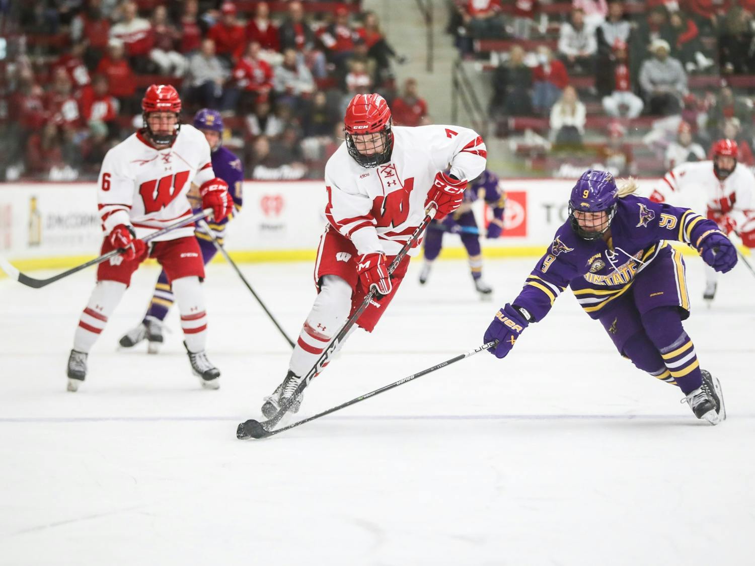 W_Hockey_V_Minnesota_State_TW22_1983.jpg
