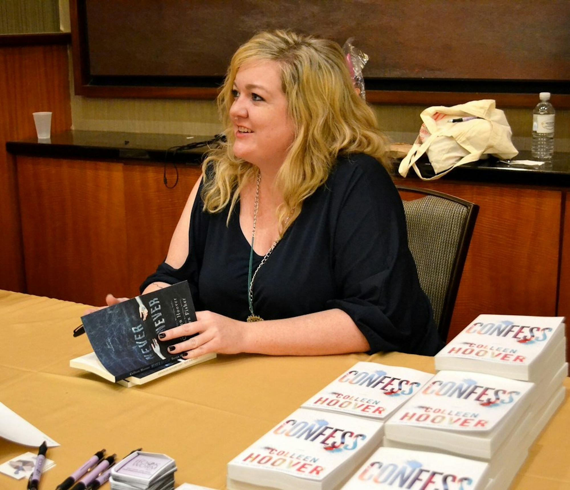 Colleen Hoover.jpg