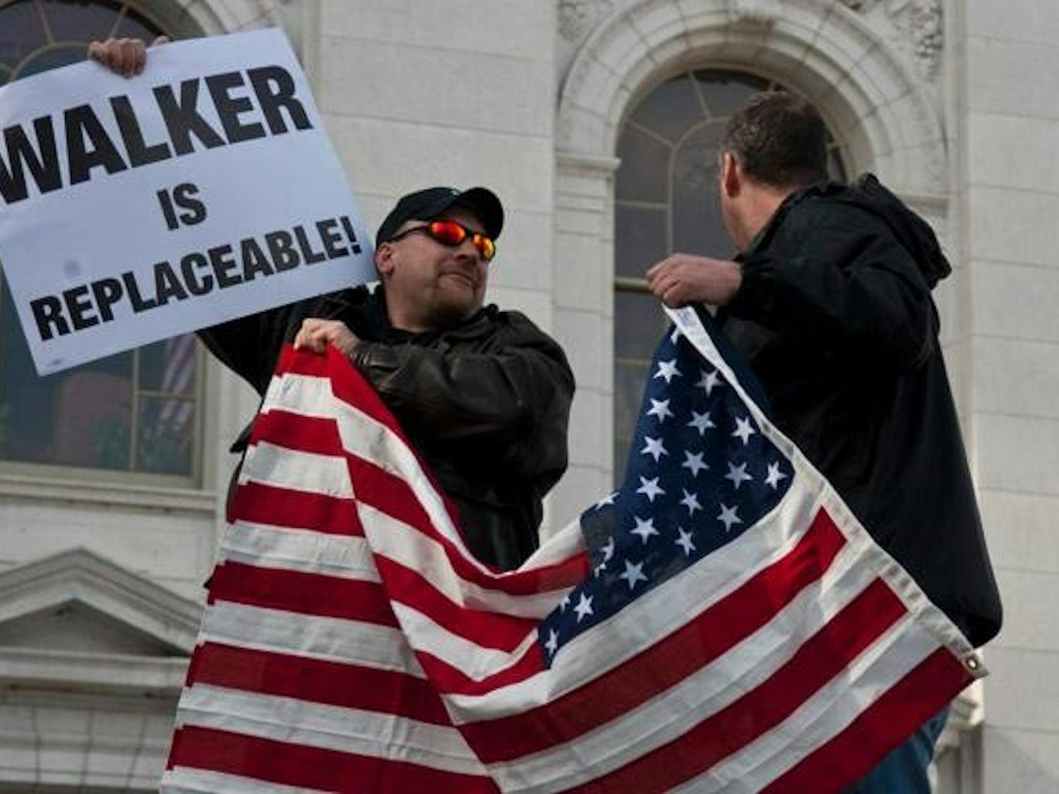 Walker's chief of staff resigns to work in recall