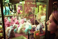A_Claw_Crane_game_machine_containing_unicorn_plushes_in_Trouville,_France,_Sept_2011.jpg