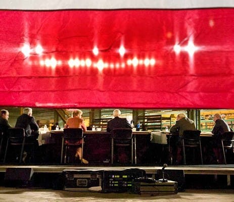 McCain building campaign in Wisconsin, may benefit from split among Democrats