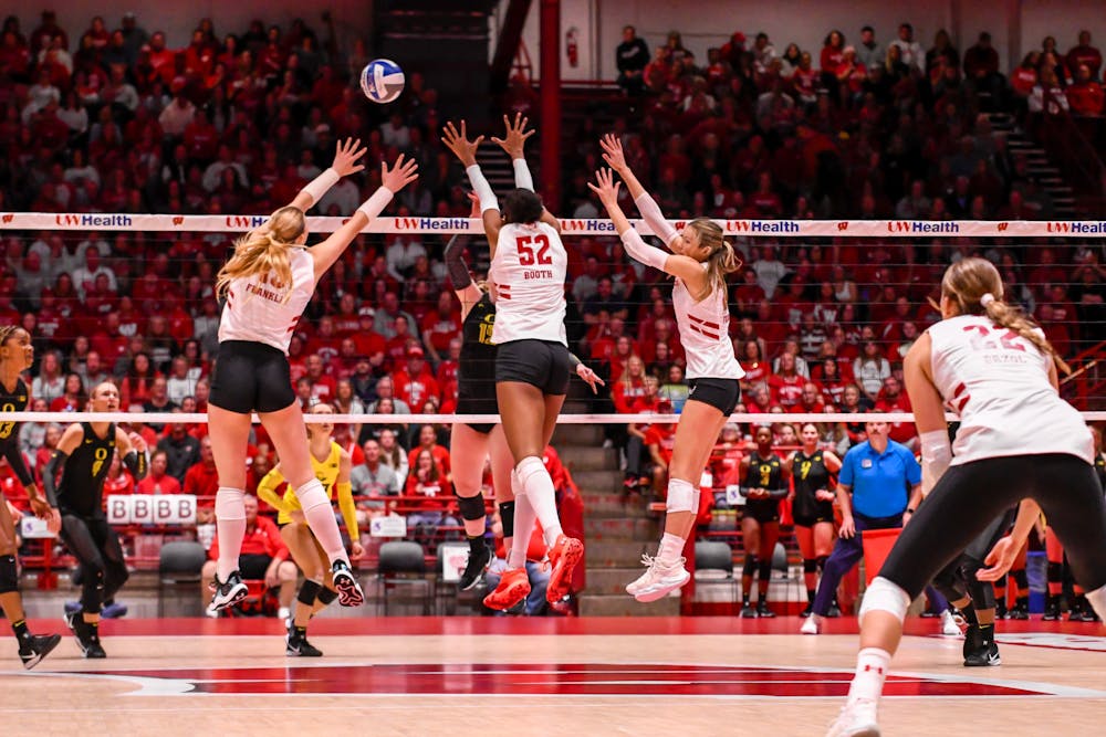 Wisconsin Volleyball vs Oregon23.jpg