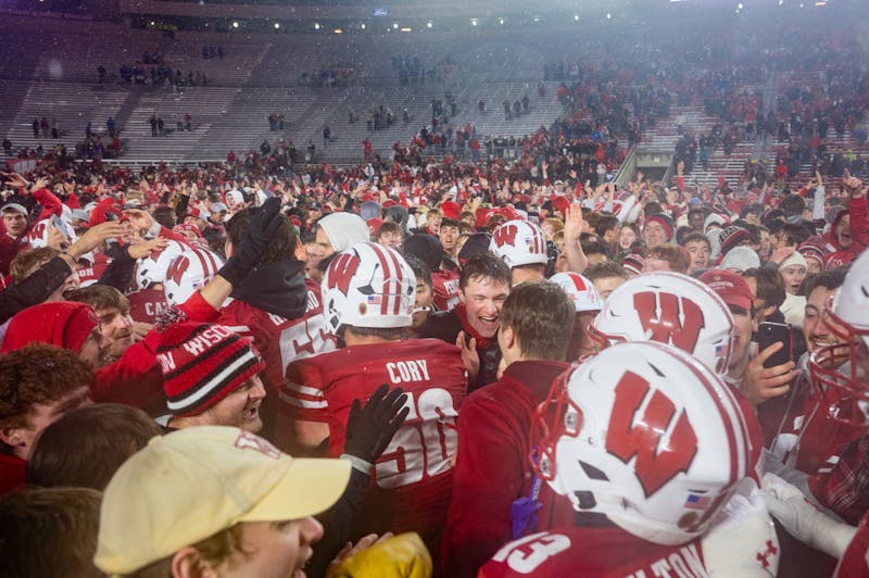 ‘Old school Wisconsin football’: Badgers topple No. 21 Illinois 27-10 on senior night