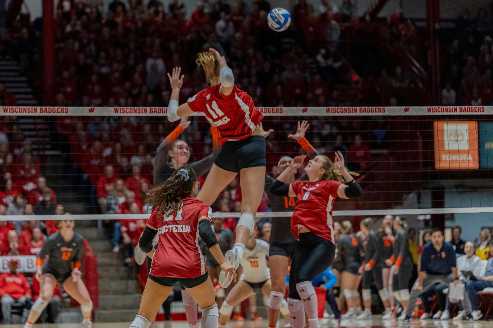 Wisconsin Volleyball Sweeps Illinois In Dominant Showing - The Daily ...