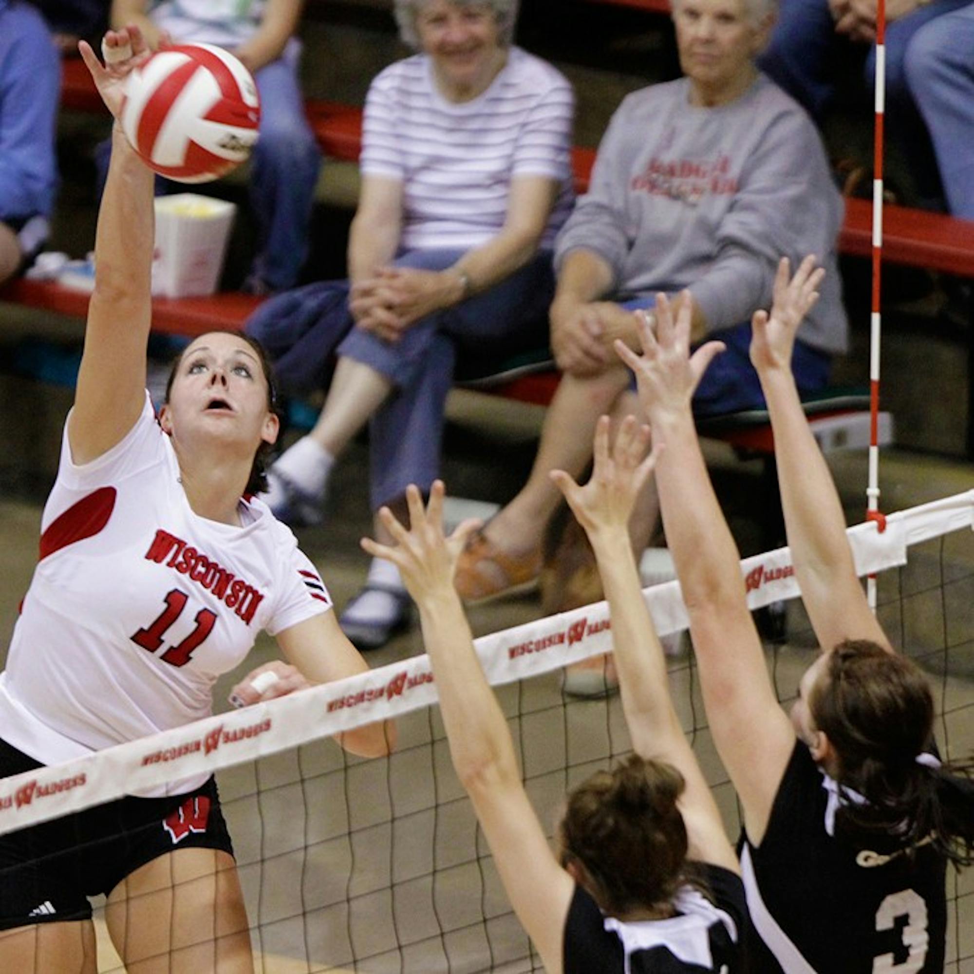 Badgers remains perfect with 3-0 set sweep over UW- Green Bay