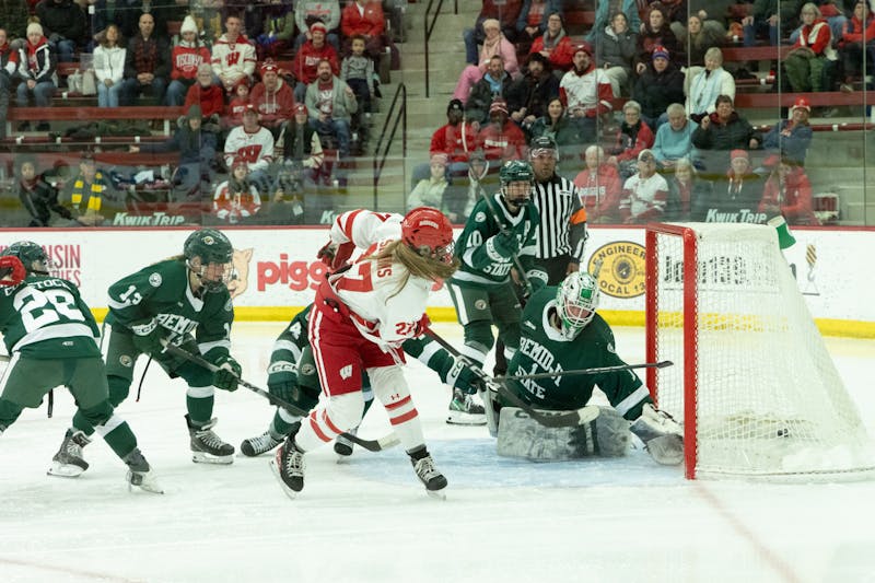 Seniors shine as No. 1 Wisconsin sweeps Bemidji State