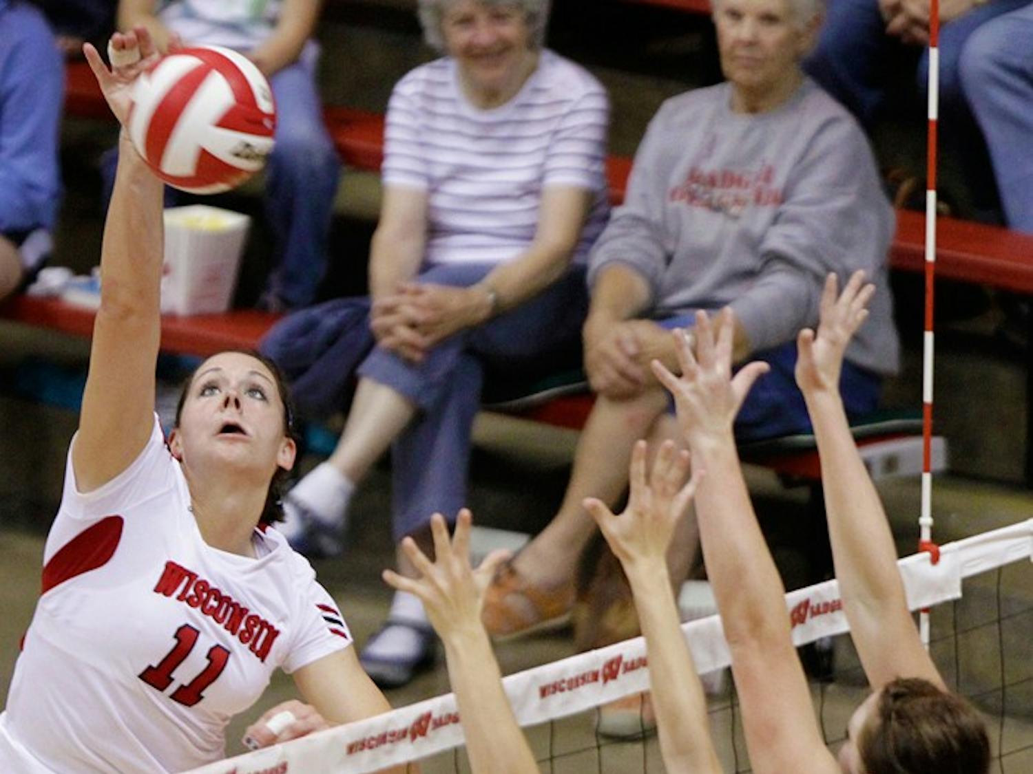 Badgers remain perfect with 3-0 sweep over UW- Green Bay