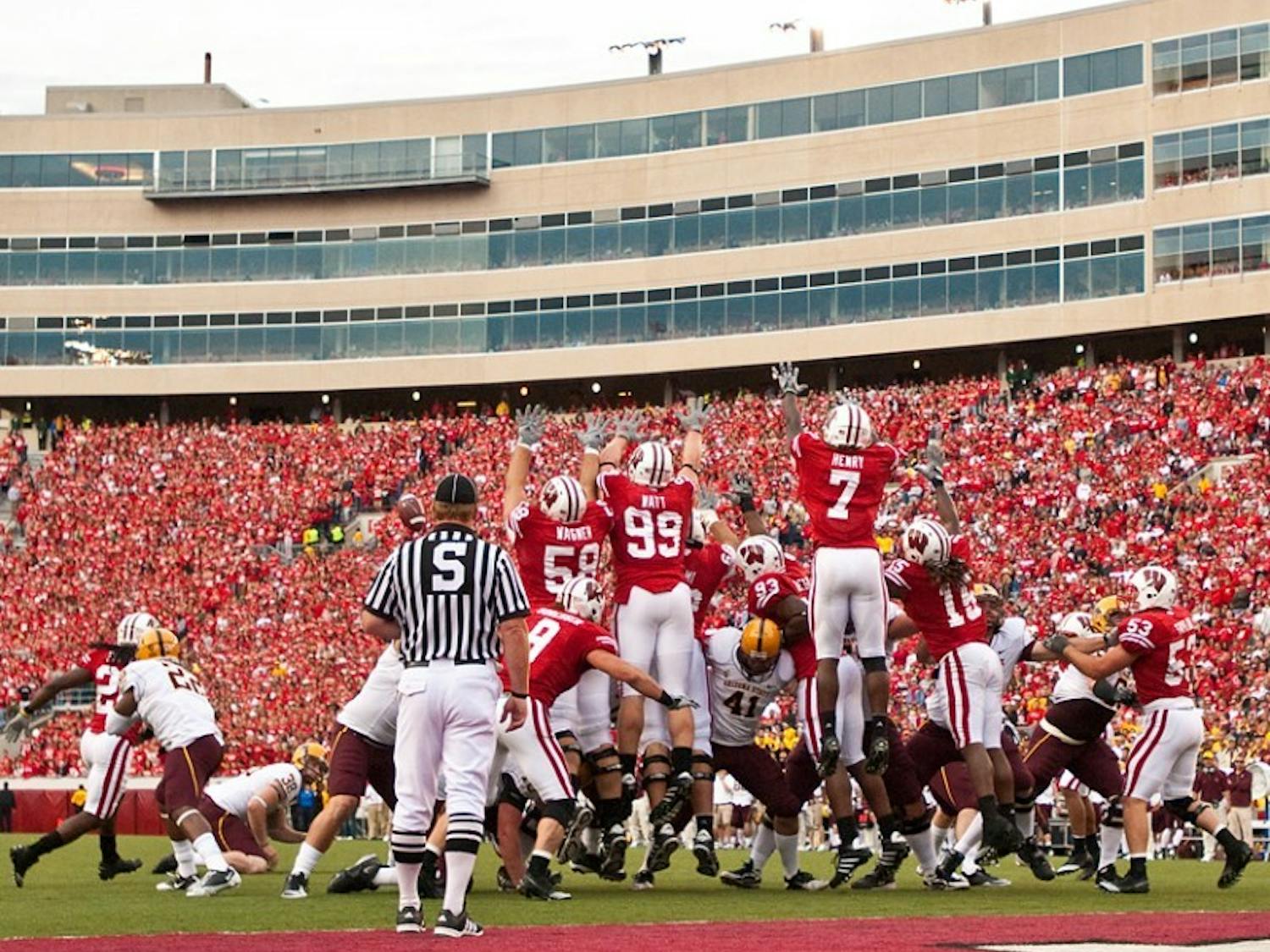 Effort plays propel Wisconsin to victory