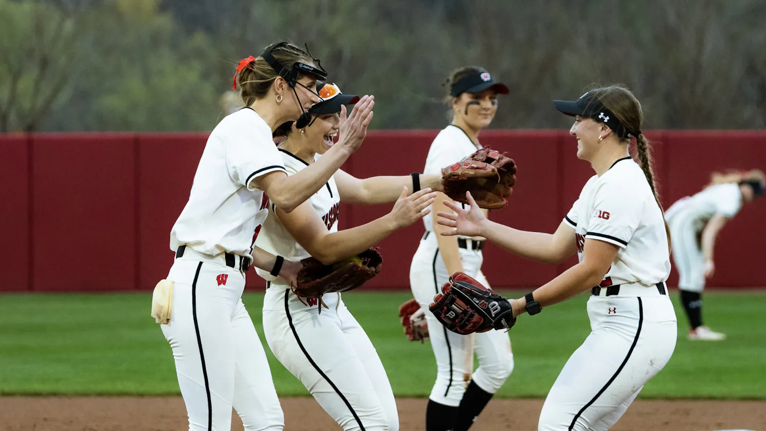 (04_17_2026)_KIM_UW_SOFTBALL_MICHIGAN_4_17_26-5.jpg