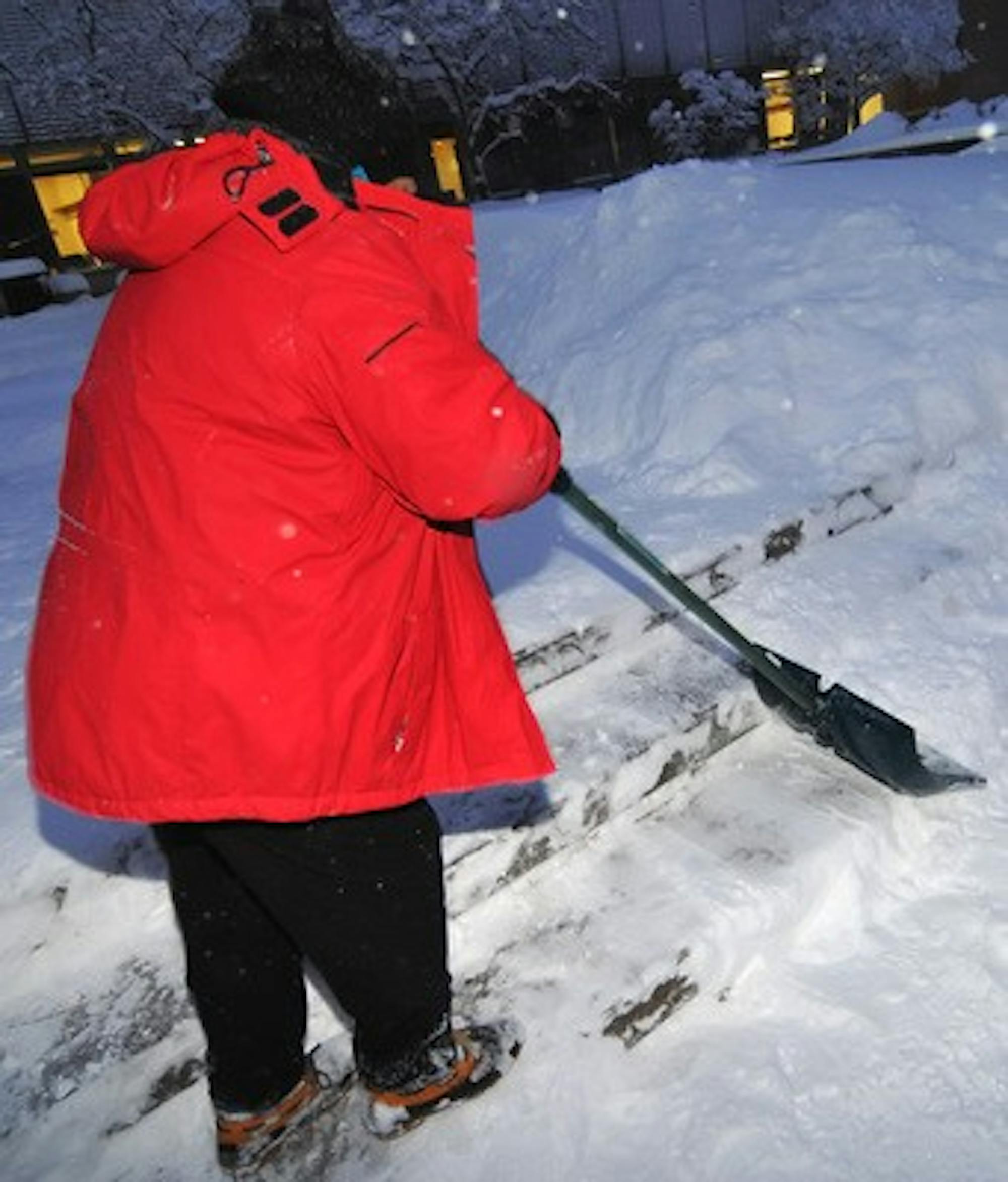 UW looks to hire students to help clear snowy, icy sidewalks