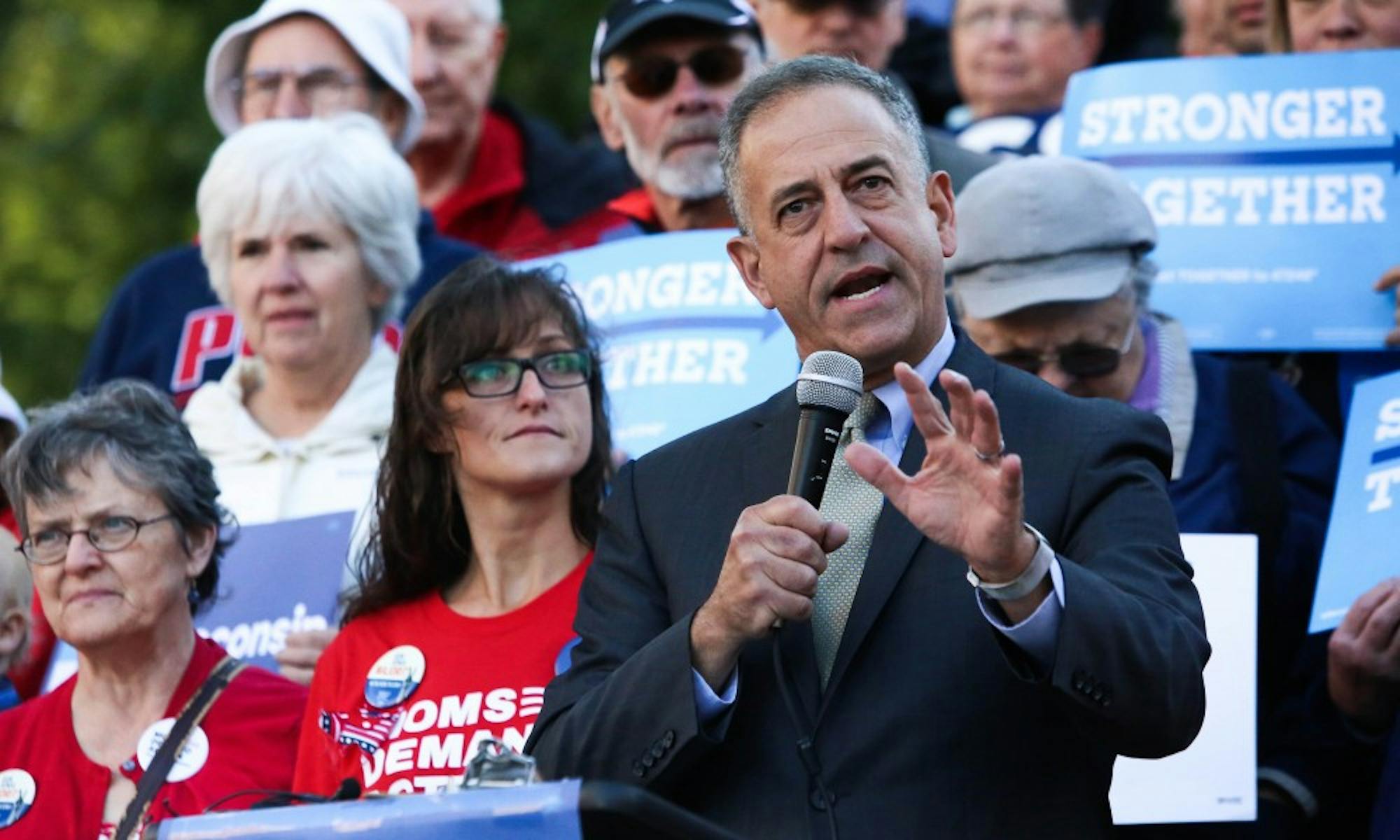 Democratic Senate candidate Russ Feingold led Wisconsin Democrats in encouraging Madison residents to vote early in a rally Monday.