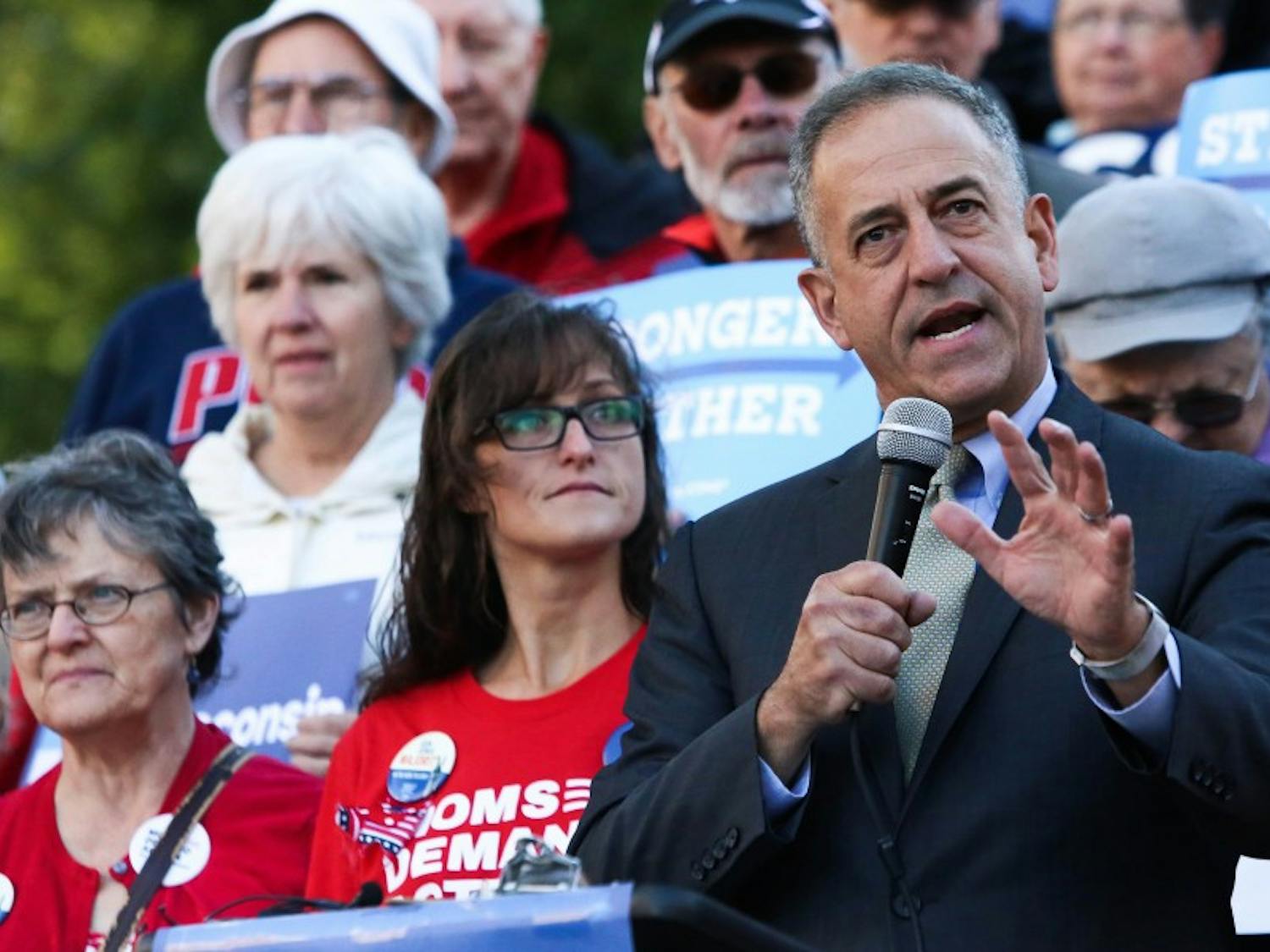 Democratic Senate candidate Russ Feingold led Wisconsin Democrats in encouraging Madison residents to vote early in a rally Monday.