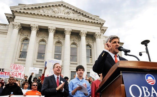 Kerry encourages early voting at Obama rally