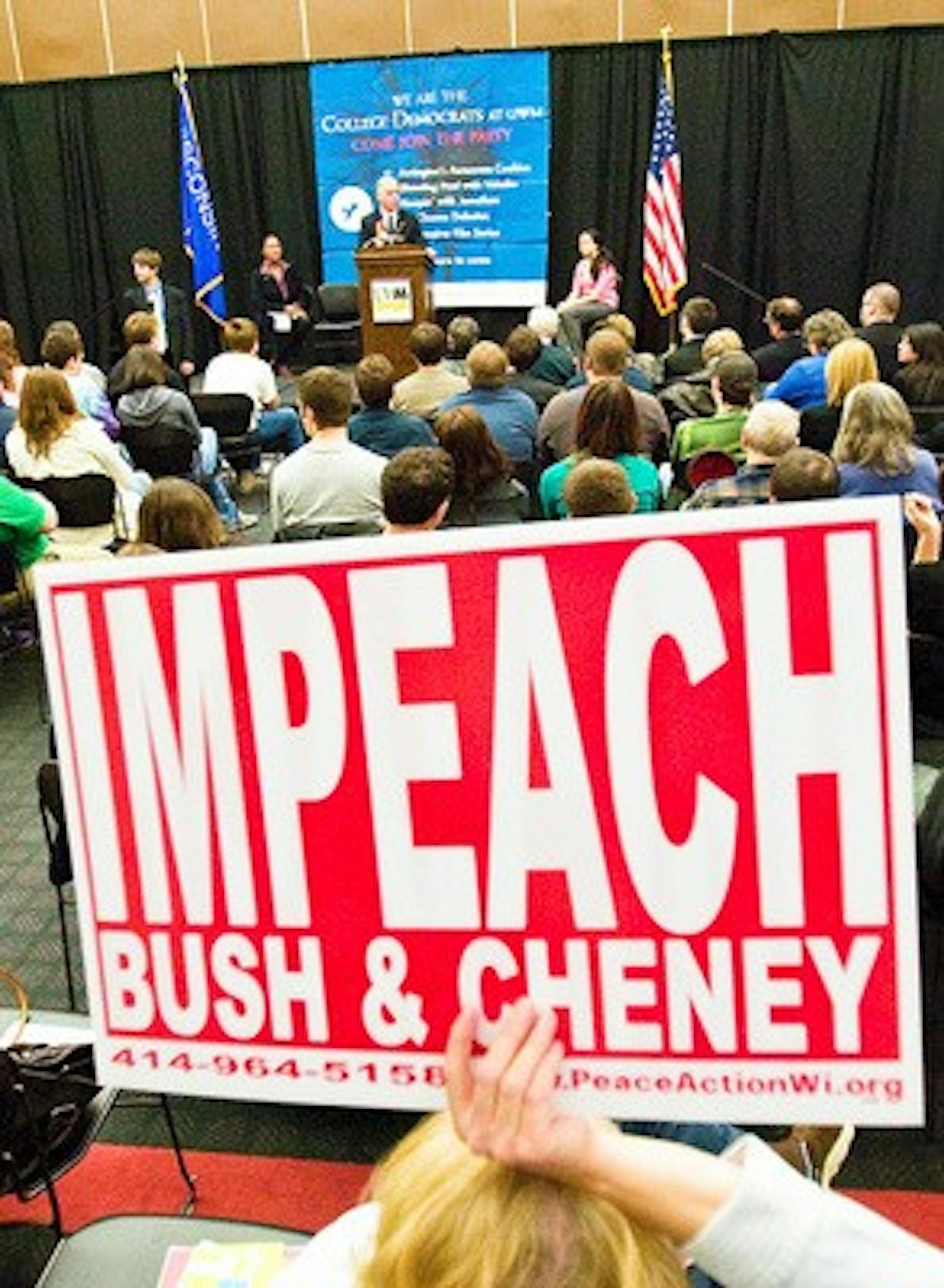 Democratic Party Chair Howard Dean stresses youth vote while in Milwaukee