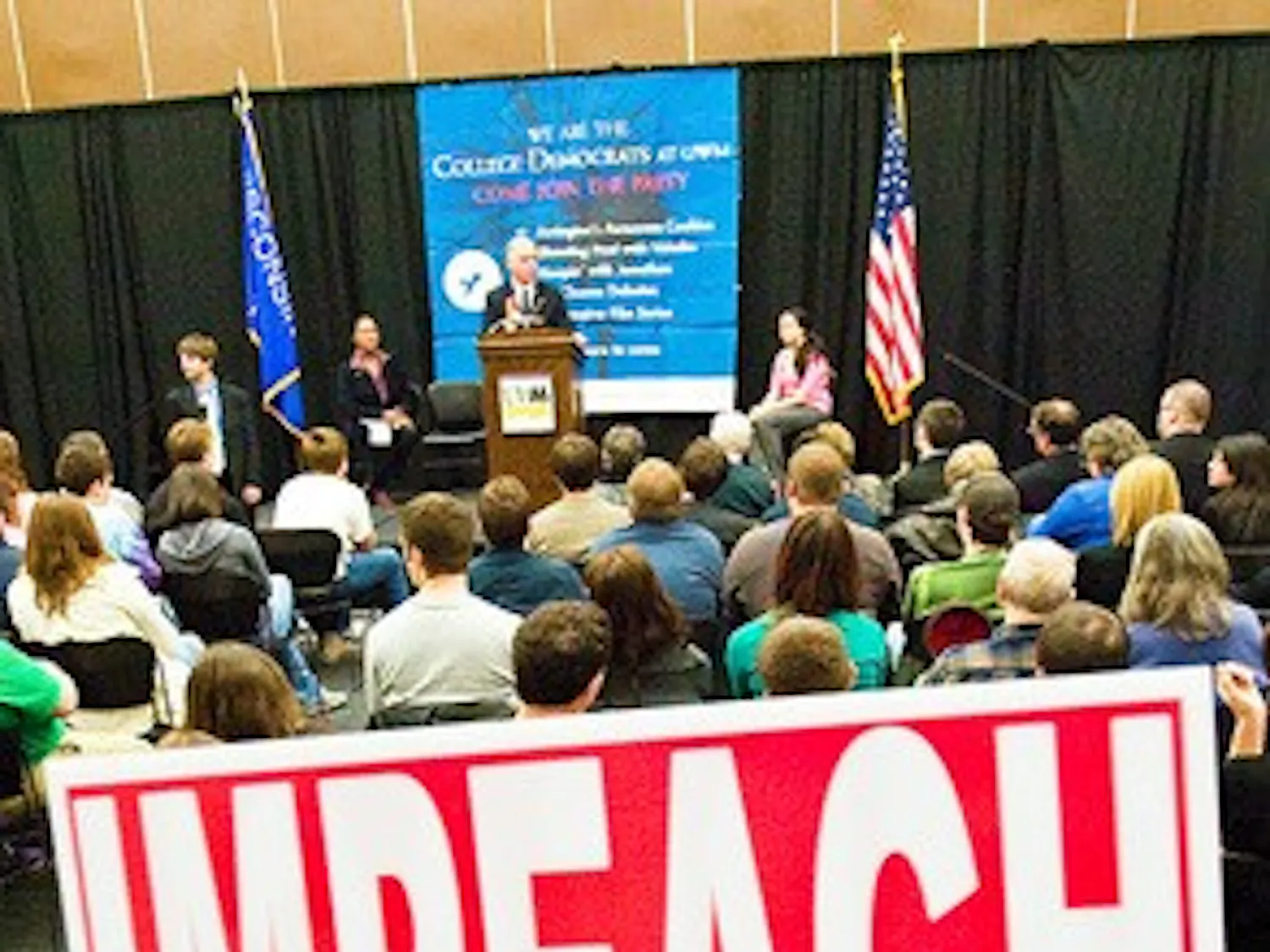 Democratic Party Chair Howard Dean stresses youth vote while in Milwaukee