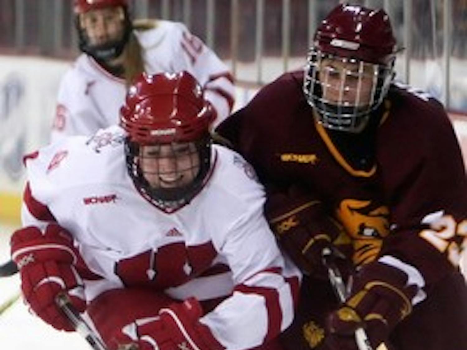 Women's hockey bounces back, sweeps North Dakota