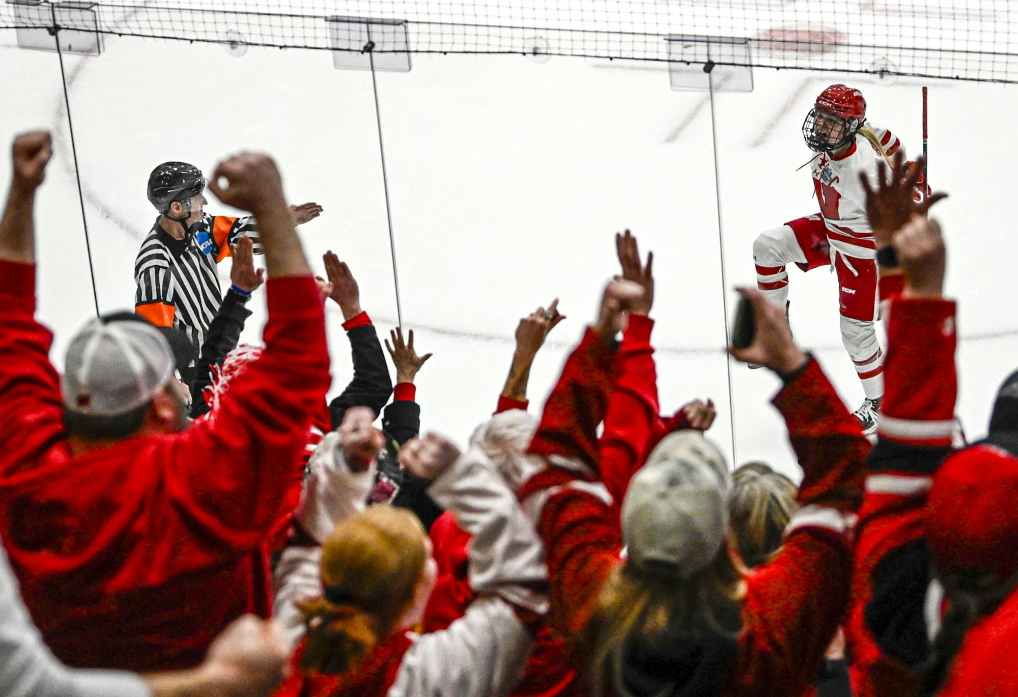 3.21.2025-ncaa-womens-hockey-frozen-four-semifinals-wis-vs-minn-second-period-3-3.jpg