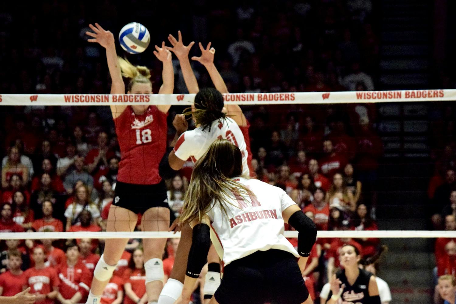 Wisconsin volleyball continues undefeated start, sweeps Indiana The