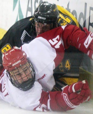 Men's hockey earns three points, tames Bulldogs