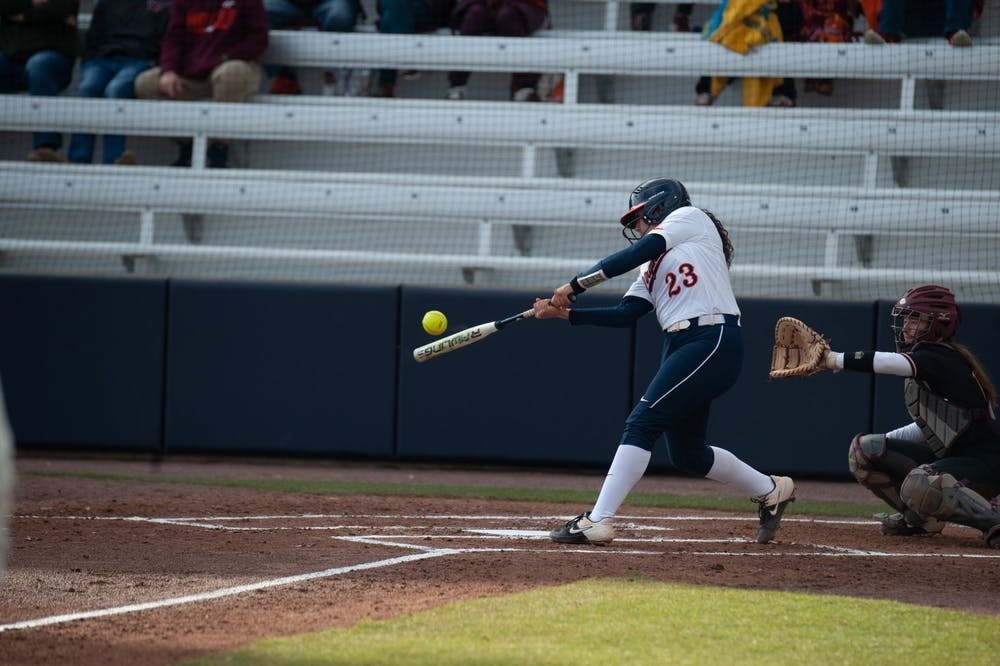 La resolución de la NCAA otorga un año extra de elegibilidad a los estudiantes-atletas de Virginia que juegan el béisbol, golf, lacrosse, remo, softbol, tenis, atletismo y voleibol.