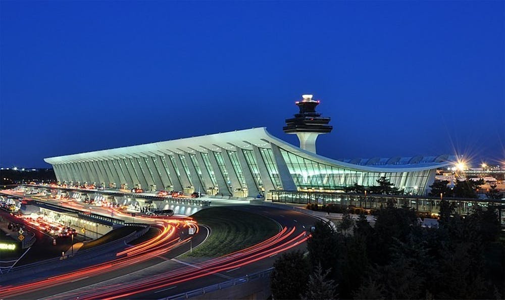 El servicio AirBus ofrece transporte al aeropuerto internacional de Dulles en Washington, D.C. (mostrado en la foto) y al aeropuerto internacional de Richmond para ayudar a los estudiantes a regresar a casa para las vacaciones
