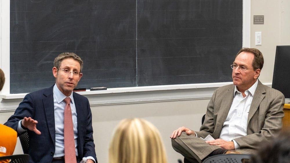 Daniel Bress, izquierda, y Gerard Alexander, derecha, fotografiados el 10 de feb. durante un evento sobre la ley de inmigración presentado por el Centro Blue Ridge.