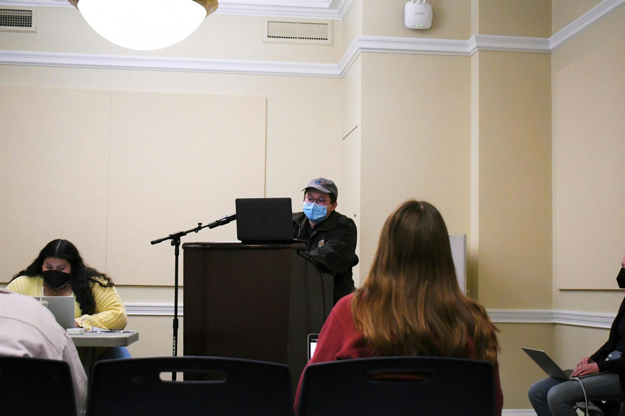 Student Council voted to pass SR22-04, a resolution denouncing the University’s lifting of certain indoor mask mandates and SR22-05, a resolution in support of the Honor referendum which would reform the University’s single sanction policy, at its meeting Tuesday night.