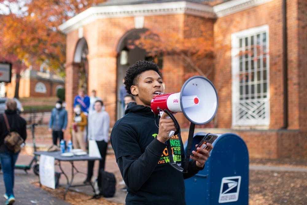Un estudiante de primer año de la universidad Terrell Pittman dirigió las consignas mientras el grupo marchaba desde el Corner hasta Carr's Hill. 