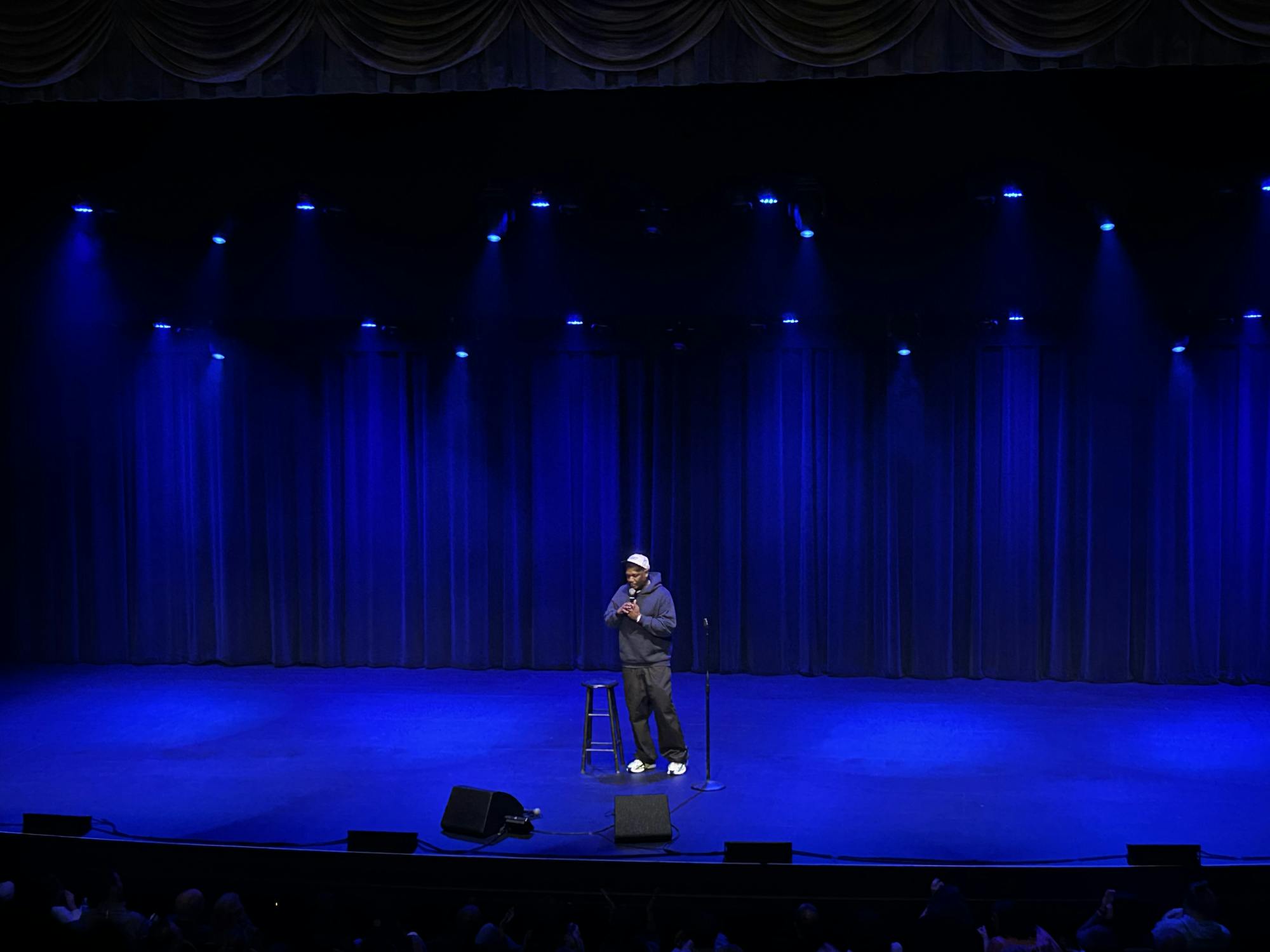 Dressed in a hoodie and baseball cap, Che meandered around the stage throughout the night, often laughing at his own jokes