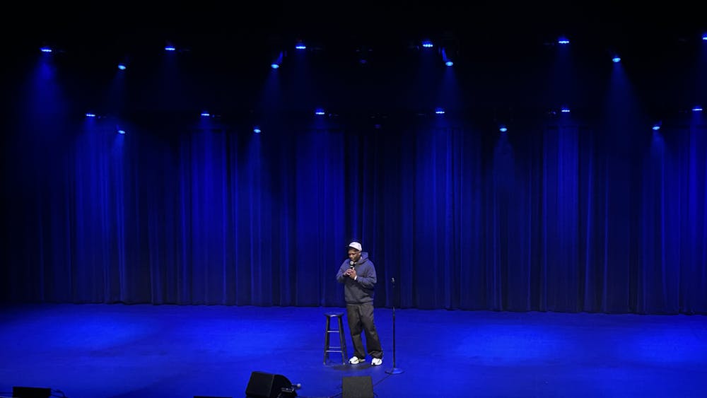 Dressed in a hoodie and baseball cap, Che meandered around the stage throughout the night, often laughing at his own jokes