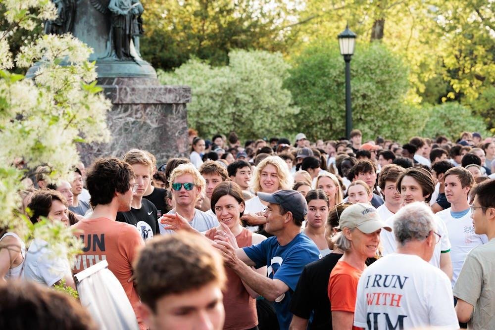 Cientos de estudiantes se unieron al ex presidente de la universidad Jim Ryan para una Run with Jim organizada por los Fourth-Year Trustees, el 15 de abril de 2026.