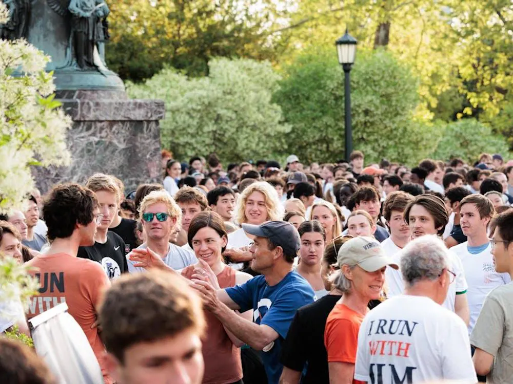 Cientos de estudiantes se unieron al ex presidente de la universidad Jim Ryan para una Run with Jim organizada por los Fourth-Year Trustees, el 15 de abril de 2026.