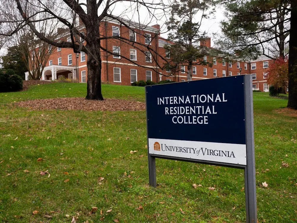 Los dormitorios residenciales están organizando eventos sociales como noches de juegos por Zoom para fomentar la comunidad.