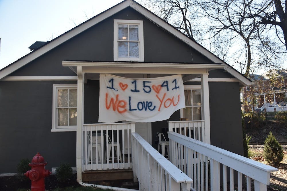 拟议的法案是在11月13日导致大二学生Devin Chandler、大四学生D’Sean Perry和大三学生Lavel Davis Jr.死亡的枪击案之后提出的。