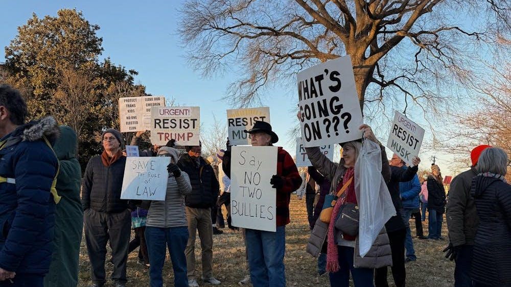 Indivisible mantiene capítulos nacionales en todo el país con el propósito de preservar la democracia contra la agenda de Trump.