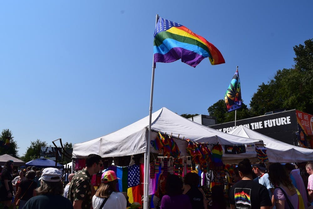 Bajo el cielo despejado y cálido de un hermoso domingo en Charlottesville, los residentes se reunieron para celebrar el orgullo queer en una feria callejera en el IX Art Park. 