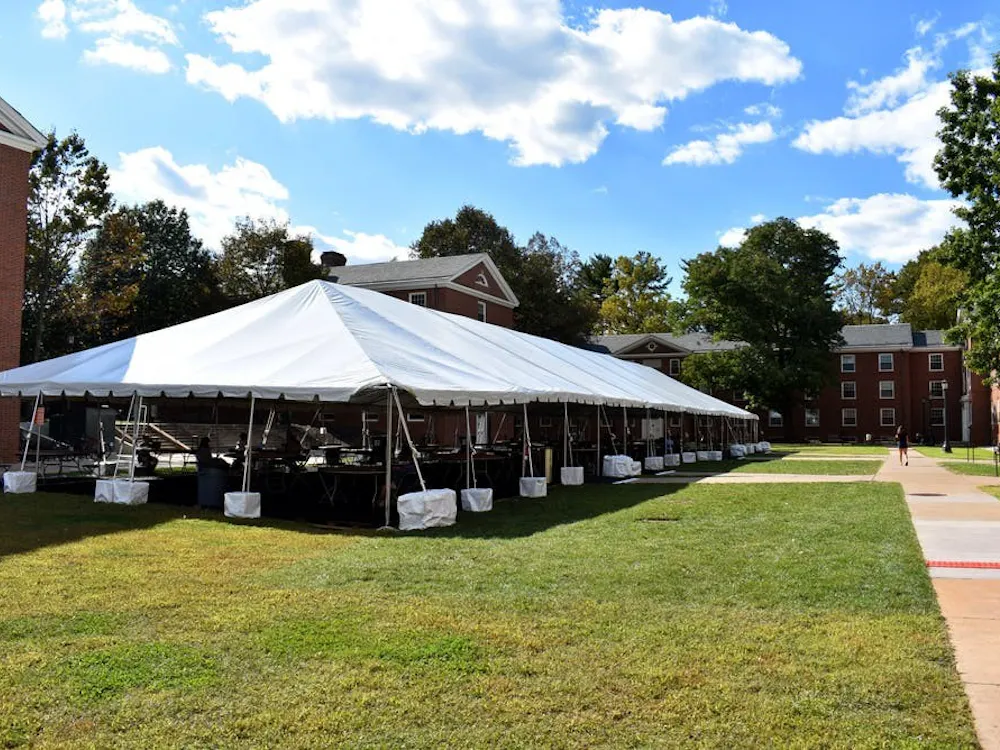 La Universidad ha construido nueve carpas alrededor de Grounds en varios lugares, con un costo aproximado de $650,000.